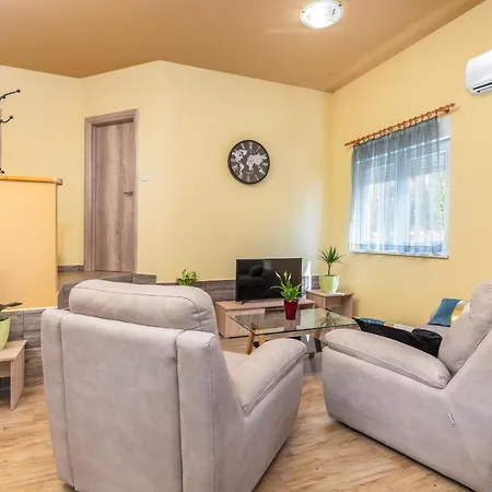 Monte 아파트 풀라